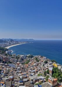 Rocinha Vidigal Santa Marta Cantagalo / Pavão-Pavãozinho. Complexo do Alemão. Guia local. Turismo sustentável. Segurança. Respeito / Ética. Experiência autêntica. Cultura local. Turismo de experiência. Como visitar uma favela no Rio de Janeiro de forma segura. Favela tour Rio de Janeiro preço. Impacto social do turismo nas favelas.