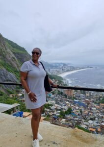 Rocinha Vidigal Santa Marta Cantagalo / Pavão-Pavãozinho. Complexo do Alemão. Guia local. Turismo sustentável. Segurança. Respeito / Ética. Experiência autêntica. Cultura local. Turismo de experiência. Como visitar uma favela no Rio de Janeiro de forma segura. Favela tour Rio de Janeiro preço. Impacto social do turismo nas favelas.