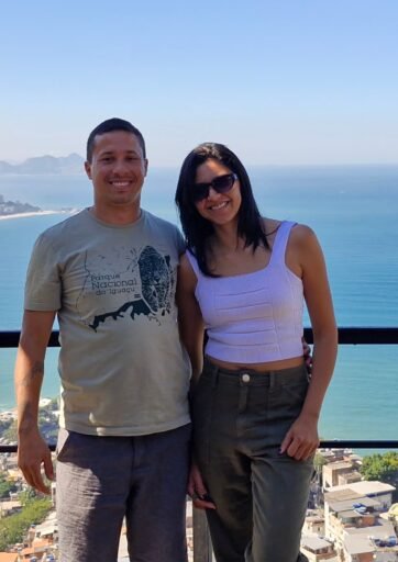 Rocinha Vidigal Santa Marta Cantagalo / Pavão-Pavãozinho. Complexo do Alemão. Guia local. Turismo sustentável. Segurança. Respeito / Ética. Experiência autêntica. Cultura local. Turismo de experiência. Como visitar uma favela no Rio de Janeiro de forma segura. Favela tour Rio de Janeiro preço. Impacto social do turismo nas favelas.