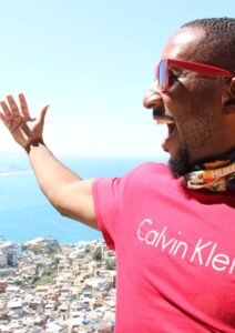 Rocinha Vidigal Santa Marta Cantagalo / Pavão-Pavãozinho. Complexo do Alemão. Guia local. Turismo sustentável. Segurança. Respeito / Ética. Experiência autêntica. Cultura local. Turismo de experiência. Como visitar uma favela no Rio de Janeiro de forma segura. Favela tour Rio de Janeiro preço. Impacto social do turismo nas favelas.