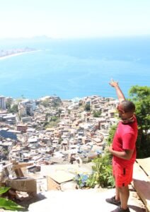 Rocinha Vidigal Santa Marta Cantagalo / Pavão-Pavãozinho. Complexo do Alemão. Guia local. Turismo sustentável. Segurança. Respeito / Ética. Experiência autêntica. Cultura local. Turismo de experiência. Como visitar uma favela no Rio de Janeiro de forma segura. Favela tour Rio de Janeiro preço. Impacto social do turismo nas favelas.