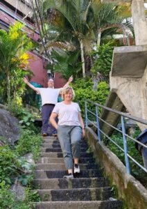 Rocinha Vidigal Santa Marta Cantagalo / Pavão-Pavãozinho. Complexo do Alemão. Guia local. Turismo sustentável. Segurança. Respeito / Ética. Experiência autêntica. Cultura local. Turismo de experiência. Como visitar uma favela no Rio de Janeiro de forma segura. Favela tour Rio de Janeiro preço. Impacto social do turismo nas favelas.