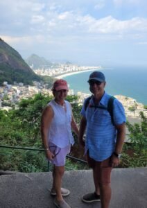 Rocinha Vidigal Santa Marta Cantagalo / Pavão-Pavãozinho. Complexo do Alemão. Guia local. Turismo sustentável. Segurança. Respeito / Ética. Experiência autêntica. Cultura local. Turismo de experiência. Como visitar uma favela no Rio de Janeiro de forma segura. Favela tour Rio de Janeiro preço. Impacto social do turismo nas favelas.