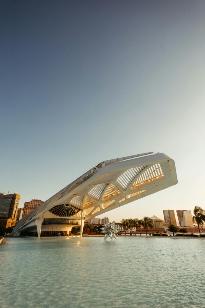 Passeios gratuitos RJ Turismo acessível Rio de Janeiro O que fazer no Rio gastando pouco Roteiro histórico barato Museus gratuitos no Rio Free Walking Tour Rio de Janeiro Imersão cultural Rio de Janeiro Patrimônio Histórico da Humanidade UNESCO Arquitetura colonial carioca Tour de arte urbana Rio (ex: Mural Etnias) Centros Culturais Rio de Janeiro Guia de passeios no Rio de Janeiro